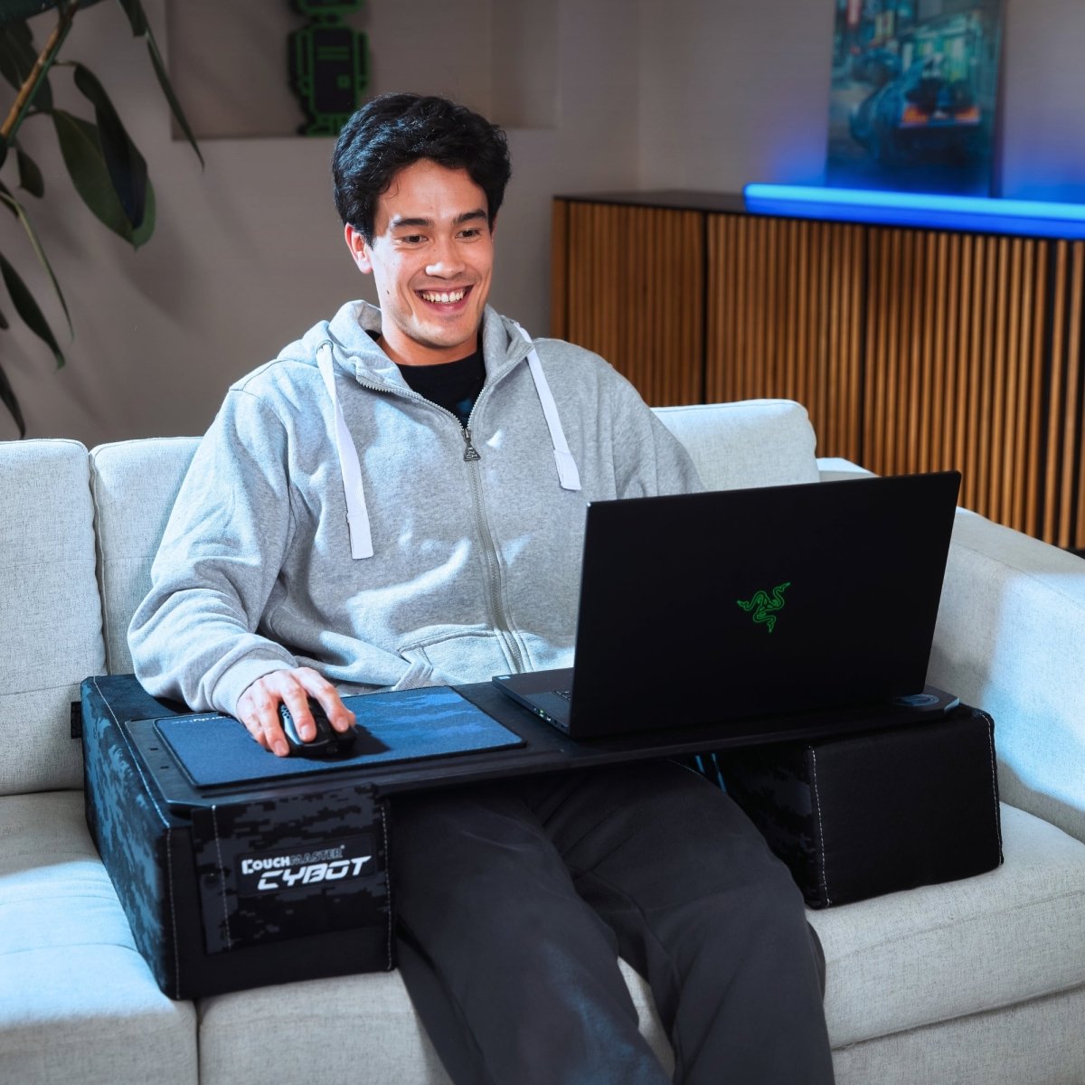 Couchmaster CYBOT エルゴノミック　ソファデスク　ゲーム Couchmaster® CYBOT – nerdytec